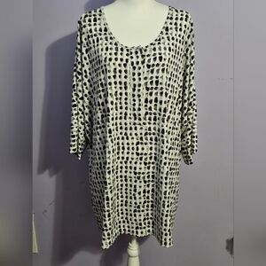Woman Within 3X Black & White‎ Tunic Blouse, with buttons made of polyester.